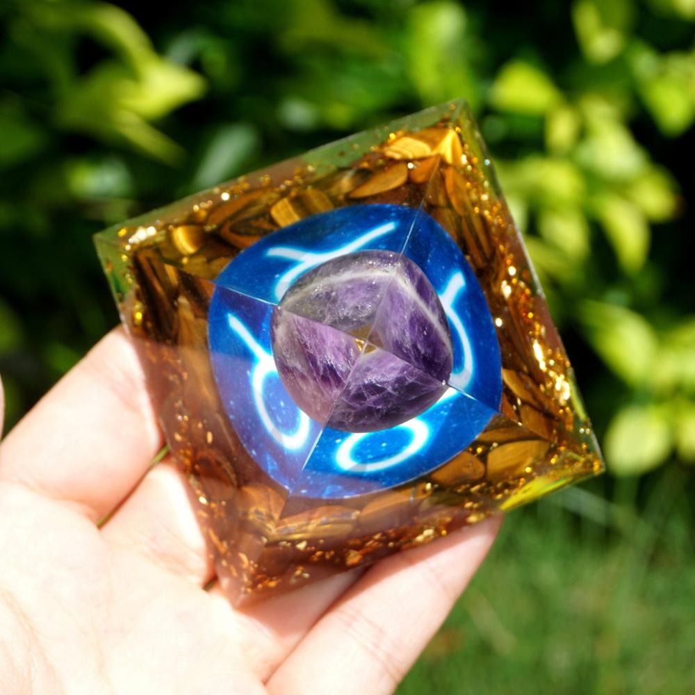 Pyramide Orgonite du Zodiaque Améthyste et Oeil de Tigre - Taureau
